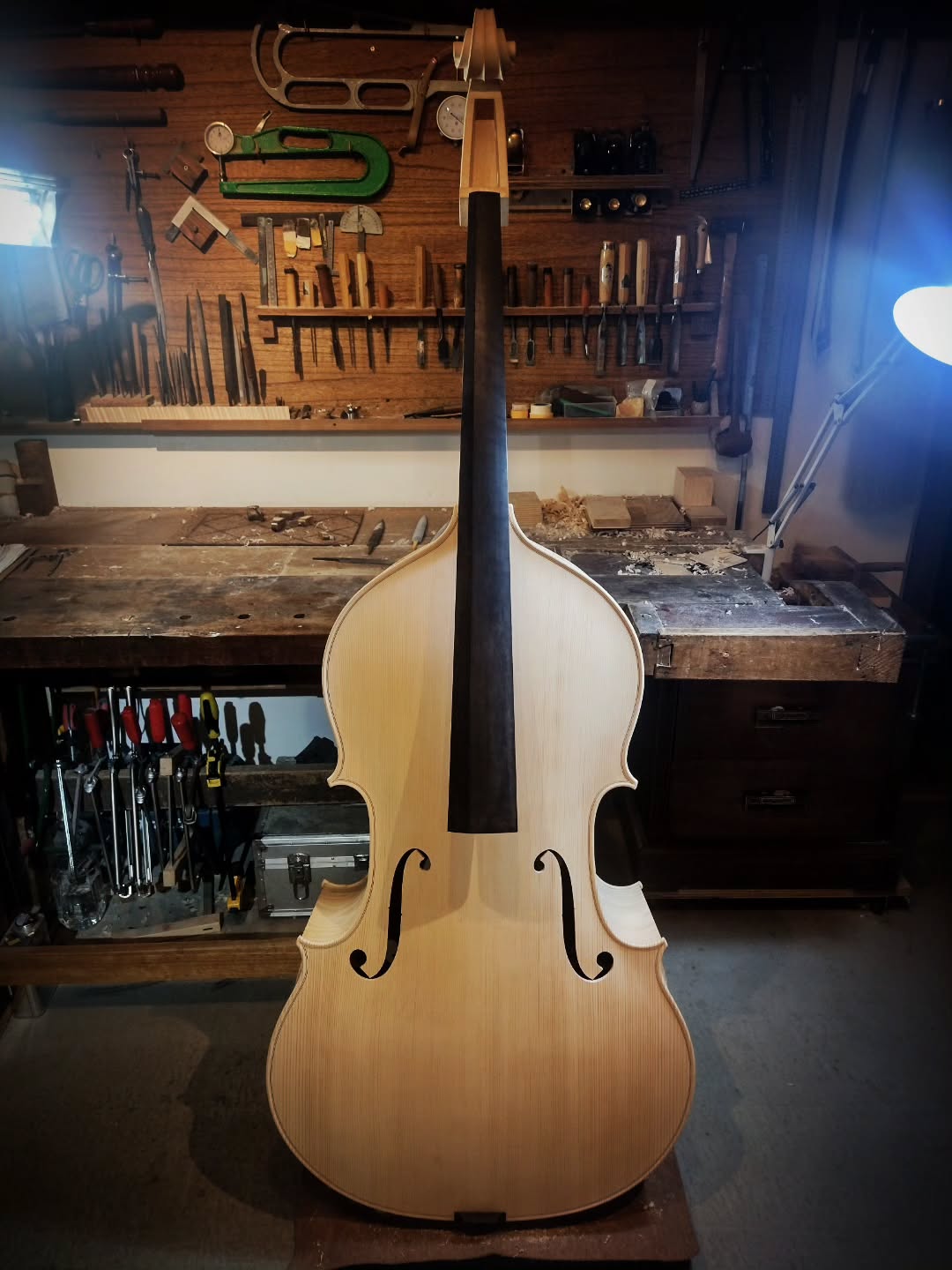 コントラバス製作白木の状態で完成 この後仕上げと塗装の下地づくりをして塗装にはいるFlatback 琉球松